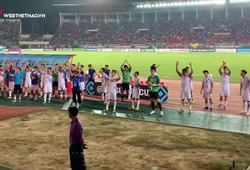 AFF Cup 2018: Bị cướp bàn thắng, ĐT Việt Nam vẫn nán lại cảm ơn NHM sau trận gặp ĐT Myanmar