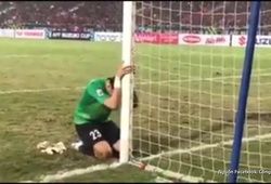 Xúc động hình ảnh Lâm "Tây" ôm cột dọc, bật khóc sau khi ĐT Việt Nam vô địch AFF Cup 2018