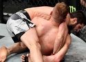 Cựu vương UFC Islam Makhachev đánh đối thủ cầu xin trọng tài dừng trận