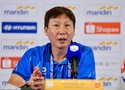 HLV Kim Sang Sik lý giải “chiêu” rải chai nước cản U23 Indonesia ném biên