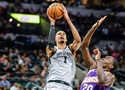Cú ném chốt hạ của Victor Wembanyama đưa San Antonio Spurs trở lại NBA Playoffs