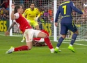 Tranh cãi về quả phạt đền không được thổi cho Atletico trong trận gặp Arsenal