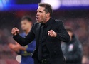 Diego Simeone xô đẩy giám đốc thể thao của Arsenal trong cuộc tranh cãi gay gắt