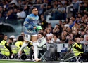 Phản ứng bất ngờ của Mbappe sau khi bị CĐV la ó trong trận Real Madrid thắng Oviedo