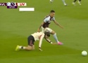 Szoboszlai lặp lại pha trượt chân nổi tiếng của Gerrard trong trận Liverpool thua Villa