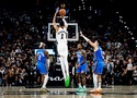 Cú ném giữa sân khó tin của Victor Wembanyama khiến khán đài bùng nổ