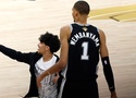 Cổ động viên lao vào sân giữa trận đấu đòi chụp ảnh với Victor Wembanyama tại NBA Finals