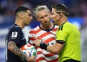 Đội trưởng Mỹ Tim Ream đi vào lịch sử World Cup khi VAR "hủy thẻ vàng"