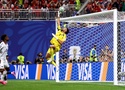 Vozinha, thủ môn trị giá 50.000 euro, khiến Tây Ban Nha đau khổ ở World Cup