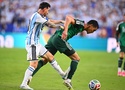 Tranh cãi tình huống Messi "đáng nhận thẻ đỏ" ở trận thắng Algeria
