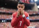 HLV Martinez nói gì về việc Ronaldo nhanh chóng tiến vào phòng thay đồ sau trận?