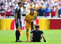 Trọng tài nổi tiếng châu Âu phải nhờ cầu thủ hỗ trợ vì chuột rút tại World Cup