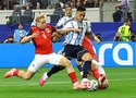Quả phạt đền mà Messi đá hỏng ở phút thứ 8: Vì sao trọng tài thổi phạt là chính xác?