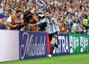 Messi phá kỷ lục World Cup nhưng bàn thắng lịch sử gây tranh cãi lớn
