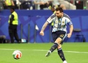 VIDEO Khoảnh khắc Messi... sút trượt penalty và đi vào lịch sử