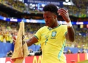 Vinicius bùng nổ trong ngày Brazil thắng đậm và chiếm ngôi đầu bảng