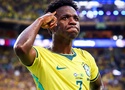 Vinicius Jr "phá dớp" ghi bàn bằng đầu sau 2 năm, tiết lộ thầy Ancelotti phải mua quà tặng
