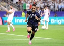 Lautaro Martinez ghi bàn đầu tiên ở World Cup từ... cú đá vào mặt Senesi