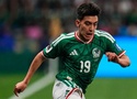 Gilberto Mora lập kỷ lục lịch sử World Cup ở tuổi 17 trong trận Mexico vs Ecuador