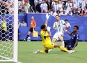 Messi vượt qua kỷ lục bàn thắng kết hợp ở vòng knock-out World Cup của Mbappe và Pele
