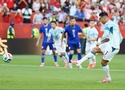 Ronaldo phá vỡ lời nguyền knock-out World Cup sau 20 năm chờ đợi