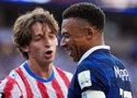 Mbappe cười khi bị cầu thủ Paraguay khiêu khích, Deschamps tuyên bố: "Họ định kết liễu cậu ấy"
