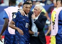 Didier Deschamps ca ngợi tuyển Pháp vì giữ được cái đầu lạnh trước lối đá "rắn" của Paraguay