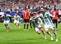 Messi sút hỏng phạt đền nhưng tạo nên màn ngược dòng kinh điển cho Argentina