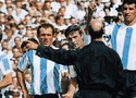 Màn đối đầu duyên nợ Argentina - Anh "khai sinh" thẻ vàng và thẻ đỏ với bóng đá thế giới