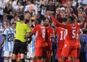 VAR lật ngược quyết định, Embolo nhận thẻ đỏ vì pha ăn vạ khó tin trước Argentina