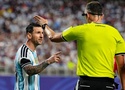 Căng thẳng với trọng tài, Lionel Messi yêu cầu: "Đừng thiếu tôn trọng tôi"