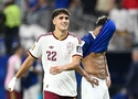 Ứng viên "Cầu thủ trẻ xuất sắc nhất World Cup 2026" Pau Cubarsi làm "tắt điện" hàng công nguyên tử của Pháp
