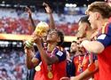 Từ bức ảnh chụp cùng Messi đến kỷ nguyên mới của Lamine Yamal