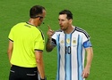 Trọng tài tranh cãi với Messi tại World Cup tiết lộ chi tiết về vụ va chạm