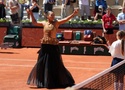 Giải quần vợt Pháp Mở rộng 2026: Naomi Osaka gây chú ý bằng trang phục đính kim sa trước khi vào vòng 2
