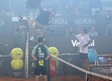 Quần vợt Italian Open 2026: Trận tứ kết giữa Luciano Darderi và Rafael Jodar bị gián đoạn vì khói pháo hoa