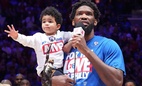 Drama tại NBA: Bị "đụng chạm" đến người thân quá cố, Joel Embiid nổi nóng xô ngã một phóng viên