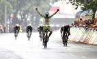 Đương kim vô địch gặp sự cố, tân binh Nga thắng chặng 1 giải đua xe đạp HTV 2023