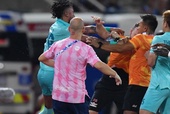 Hỗn chiến SEA Games 32 vừa mới lắng, bóng đá Thái Lan lại xảy ra đánh nhau