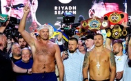 Tyson Fury vs Oleksandr Usyk: Cân nặng chênh lệch, đối mặt căng thẳng