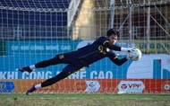 Thủ môn Cao Văn Bình nếm trải thất bại ngày trở lại V.League
