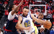 Bùng nổ ghi 35 điểm, Stephen Curry đưa Warriors tiến thêm một bước tới vòng NBA Playoffs