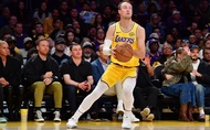 Rực sáng với 27 điểm, Luke Kennard sánh ngang kỷ lục của các huyền thoại Lakers