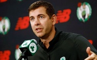 Chèo lái Boston Celtics qua mùa giải khó khăn, GĐKT Brad Stevens ẵm giải thưởng của NBA
