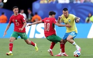 Thử nghiệm vị trí hậu vệ của Ancelotti bị chỉ trích gay gắt sau trận Brazil hoà Marốc
