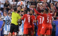VAR lật ngược quyết định, Embolo nhận thẻ đỏ vì pha ăn vạ khó tin trước Argentina