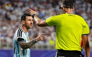 Căng thẳng với trọng tài, Lionel Messi yêu cầu: "Đừng thiếu tôn trọng tôi"