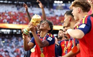 Từ bức ảnh chụp cùng Messi đến kỷ nguyên mới của Lamine Yamal
