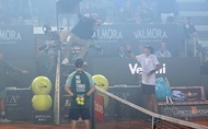 Quần vợt Italian Open 2026: Trận tứ kết giữa Luciano Darderi và Rafael Jodar bị gián đoạn vì khói pháo hoa