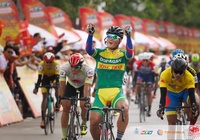 Tuấn Kiệt giải hạn chiến thắng “Vua nước rút” Nguyễn Tấn Hoài chặng 7 giải xe đạp Cúp Truyền hình HTV 2021